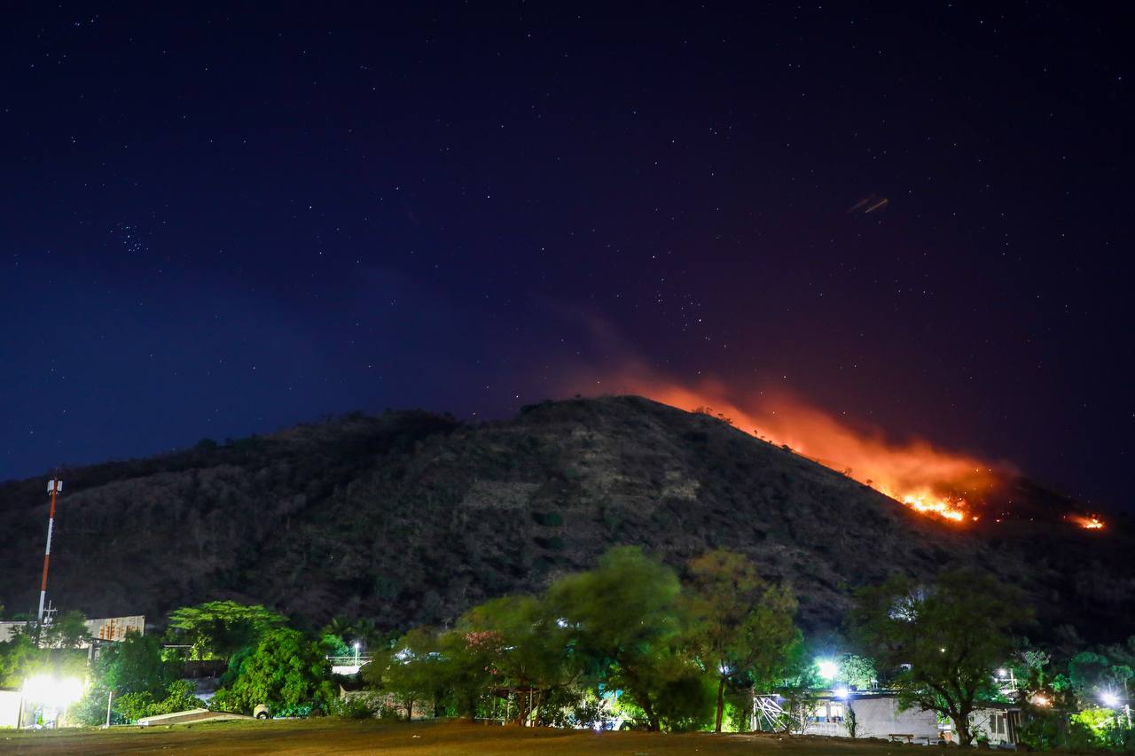 gobierno-articula-esfuerzos-para-sofocar-incendio-que-se-registra-en-cerro-de-nejapa